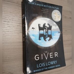 🤯2/$15 The Giver by Lois Lowry -  Paperback Book